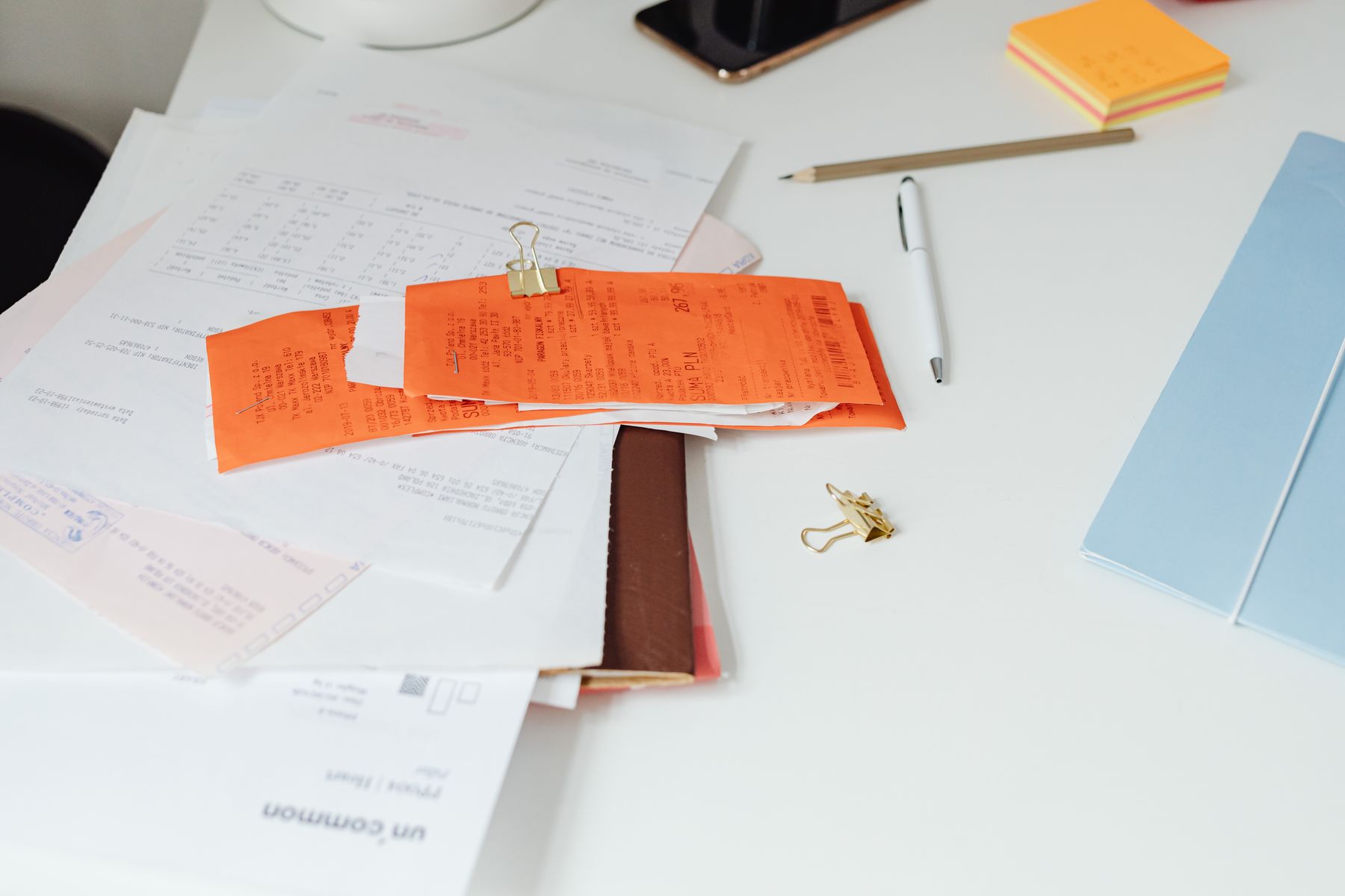 Stapel facturen en bonnen op een bureau